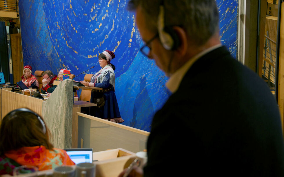 Sametingsråd Berit Marie P. E. Eira (Flytt) svarer på Ulf-Tore Johansen sitt spørsmål, mens sistnevnte tar notater og forbereder oppfølgingsspørsmålet.
 Foto: Steinar Solaas