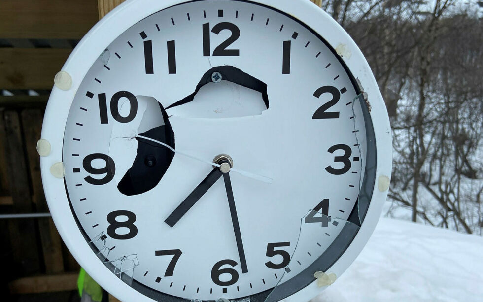 Klokka på bildet vil ikke få være med på begivenheten som skal skje i de tusen hjem og bedrifter natt til søndag. Den som vil gjøre alt etter boka må holde seg våken til klokka 02.00 og da stille klokkene frem til 03.00, men det er lov å gjøre det før man legger seg om man går til sengs tidligere. Moderne mobber stiller seg forresten selv, så hvis man stiller mobilklokka får man dobbel sommertid. Det blir feil.
Foto: Privat