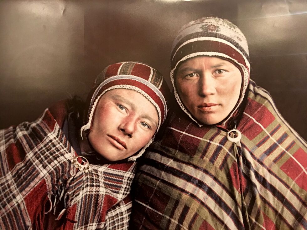 Sophus Tromholts bilder fargelagt av Per Ivar Somby, tar deg med til en svunnen tid. Her er Anna Aslaksdatter Gaup og Anna Johnsdatter fotografert en gang i 1882 eller 1883.
