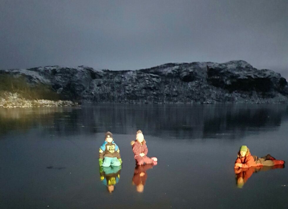 Elle, Iver og Vilde Ihler lot seg friste av speilblank is på Dammasjávre sit søndag og koste seg godt på glatta. Foto: Trond Ihler