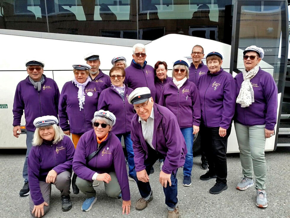 Fra venstre bak: Oddbjørn Karlsen, Bjørnar Steffensen, Gerd Marie Østbø, Idar Liland, Aud Liland og Jan Hoem.
Andre rekke: Else Hansen, Margrethe Bakkevold, Britt Marion Jensen, Ragnhild Dahl Sivertsen, Randi Salen Hansen.
Foran: Kirsten Limstrand, Elisabeth Volleberget og Jan-Eirik Rasmussen.
Foto: Asfrid Karlsen
