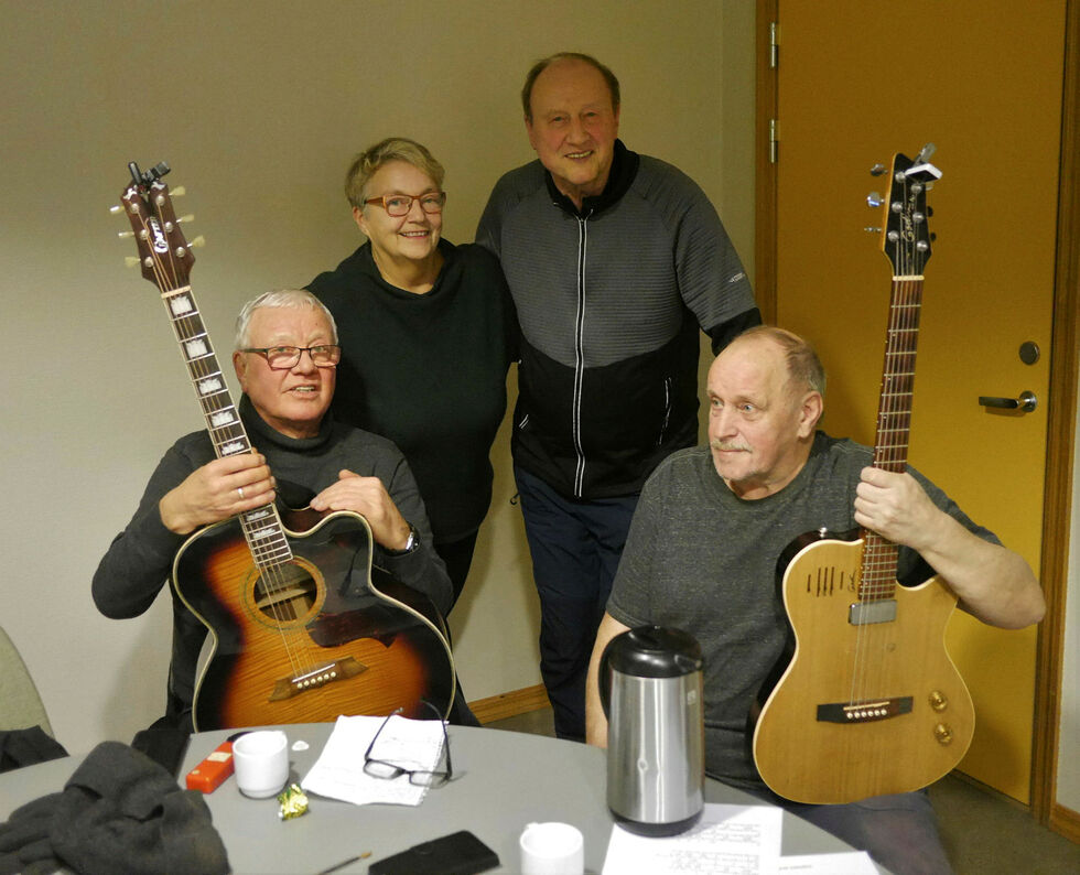 De gleder seg til å spille og synge på Nordkapp menighetshus i desember. Fra venstre Ole Hartvig Jensen, Liss-Heidi Olsen, Asbjørn Pedersen og Tor Harald Pettersen.
 Foto: Geir Johansen