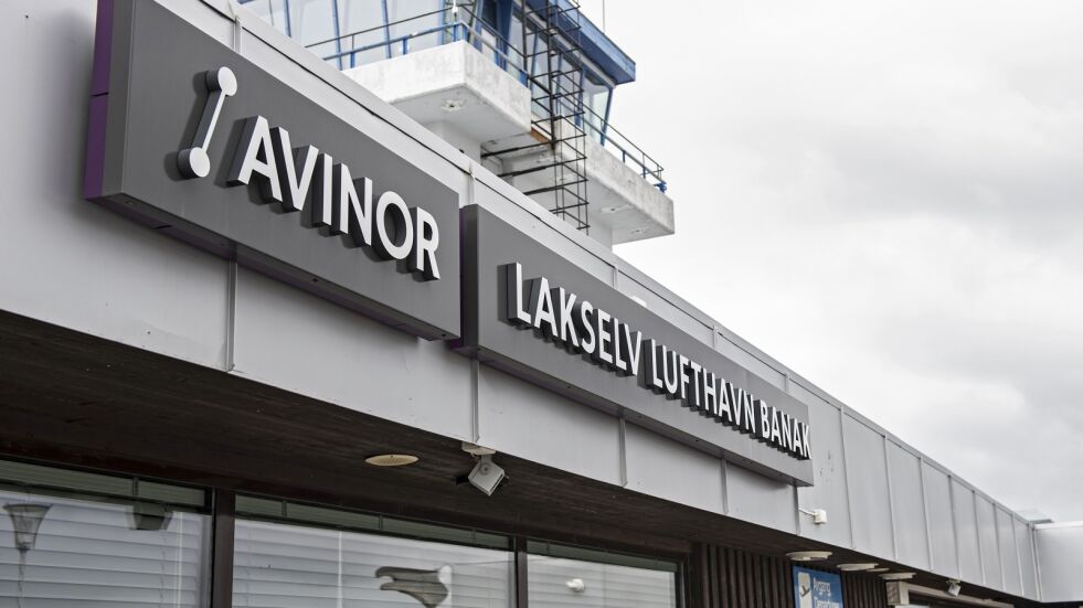 Etter at det ble klart at Avinor har til hensikt å skilte Lakselv lufthavn Banak på både norsk og samisk, er det også flere som mener det er på tide å få lufthavnen skiltet på kvensk, som er det tredje språket i den trespråklige kommunen lufthavna ligger i.
 Foto: Marius Thorsen