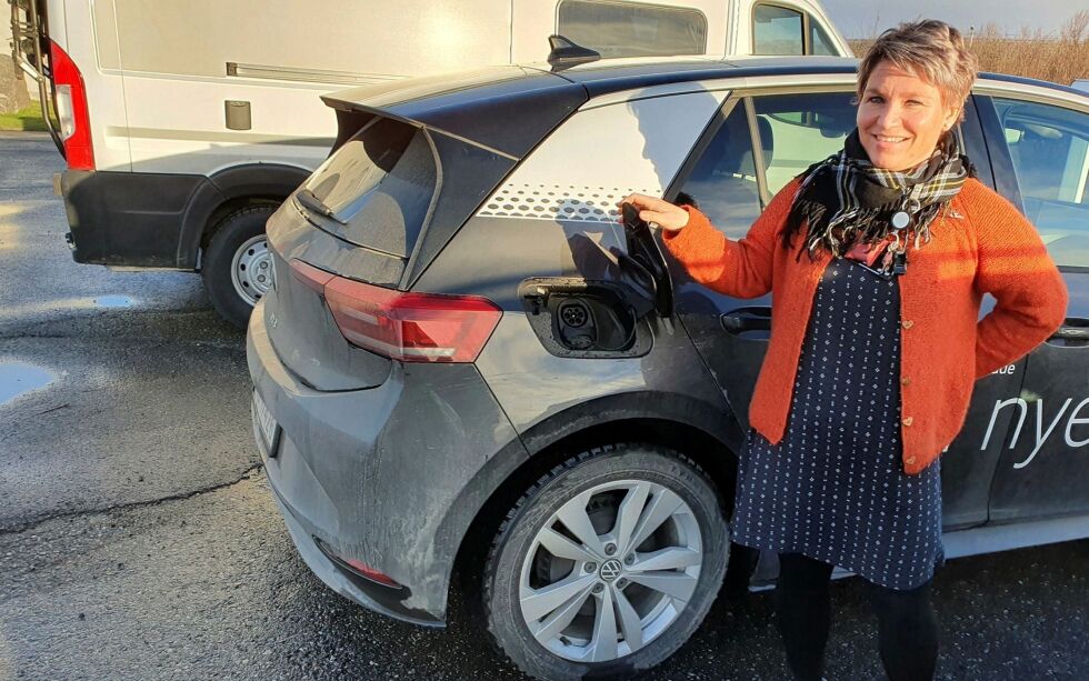 Kommunepolitiker Marit Kjerstad ser gjerne at Nesseby kommune tar i bruk elbiler i fremtiden, men ønsker først en grundig utredning. – Vi må ha en plan før vi går til innkjøp av både biler og ladestasjoner, sier hun.