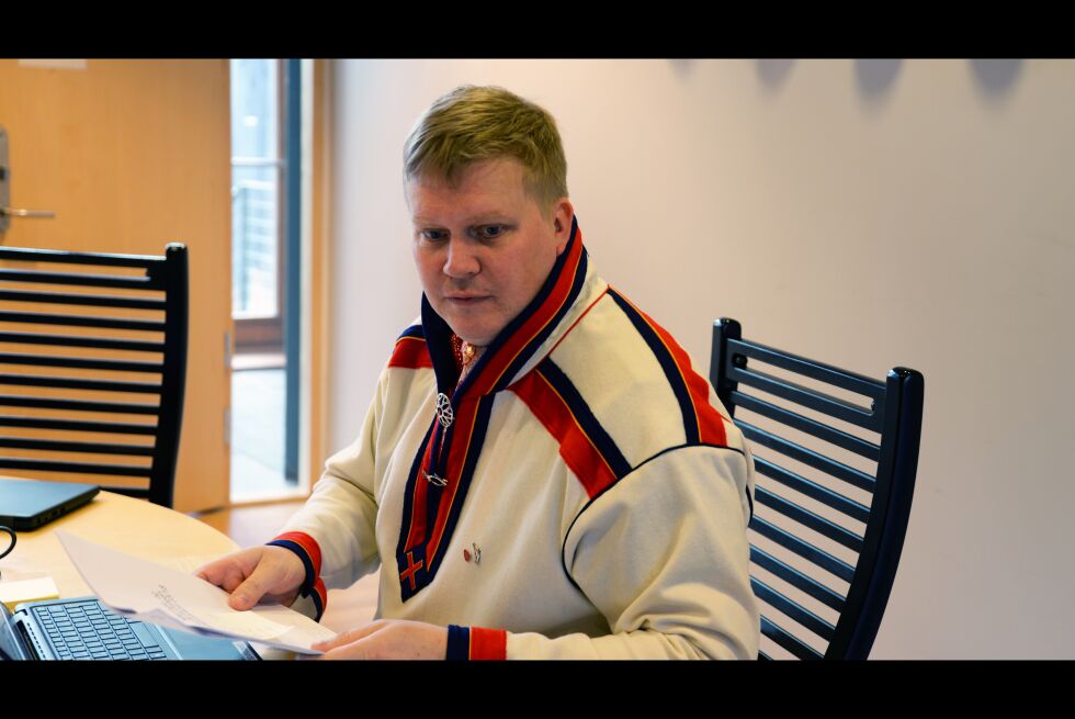 Ronny Wilhelmsen, som er parlamentarisk leder for Arbeiderpartiet på Sametinget, vil stryke setning om fornorskning.
 Foto: Steinar Solaas