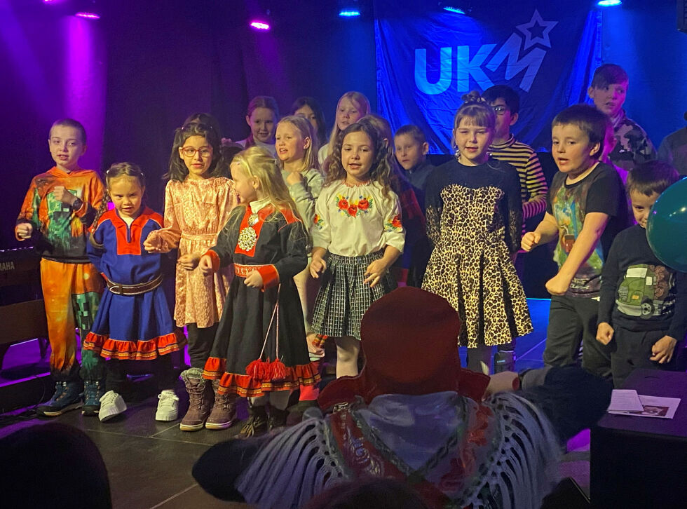Skolebarn i Nesseby fra trinn 1 til 5 har fått joikeundervisning og sist onsdag opptrådte de for en fullsatt Elverhøy kulturscene.
 Foto: Thor Thrane