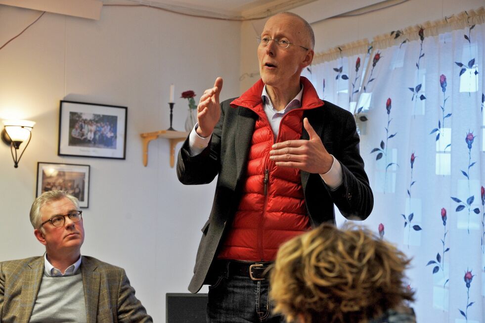 Det var temaet som gjennomsyret folkemøtet etter at Nesseby-dommen falt i Høyesterett for en måned siden. Advokatene Frode Elgesem (sittende) og Brynjar Østgård presenterte flere veier videre i dialogen som må komme mellom FeFo og lokalbefolkningen.
 Foto: Erik Brenli