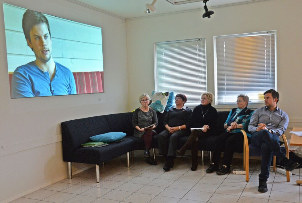 Sigurd Erdal-Aase, daglig leder i stiftelsen Angstringen Norge, avsluttet sitt foredrag onsdag ved å vise en film om temaet der han selv medvirket mens han var deltaker i en slik selvhjelpsgruppe for en tid tilbake. Bak ham i sofaen sitter Amalie Persen (sett fra høyre), Gøril Hvidsten, Gunvor Kristiansen og Solbjørg Henningsen.
Foto: Sonja E. Andersen