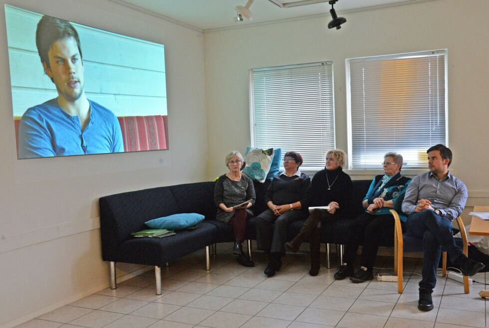 Sigurd Erdal-Aase, daglig leder i stiftelsen Angstringen Norge, avsluttet sitt foredrag onsdag ved å vise en film om temaet der han selv medvirket mens han var deltaker i en slik selvhjelpsgruppe for en tid tilbake. Bak ham i sofaen sitter Amalie Persen (sett fra høyre), Gøril Hvidsten, Gunvor Kristiansen og Solbjørg Henningsen.
 Foto: Sonja E. Andersen