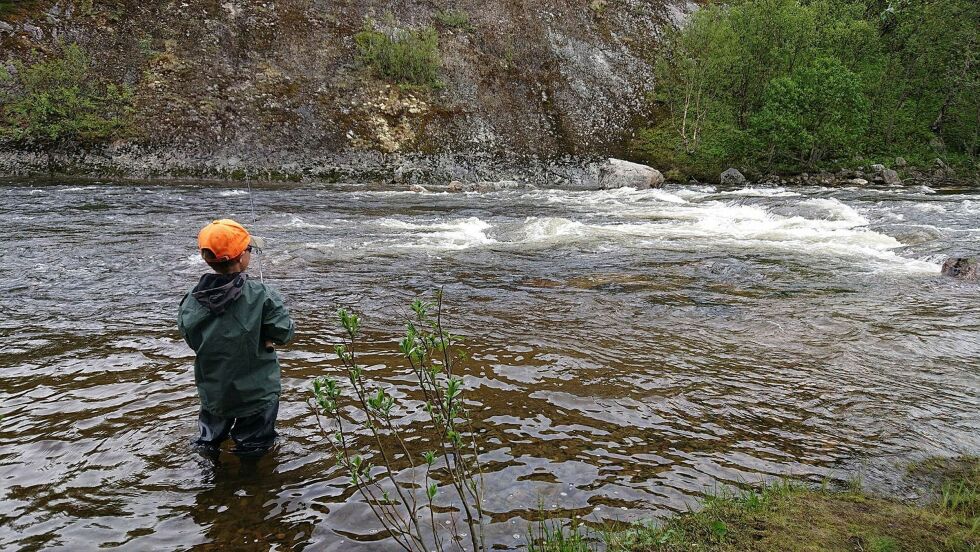 Ni år gamle Isak Hartvigsen og andre barn og unge under 16 år, vil i helger kunne få fiske ni timer i døgnet i «Fossenakken». Foto: Privat
 Foto: Privat