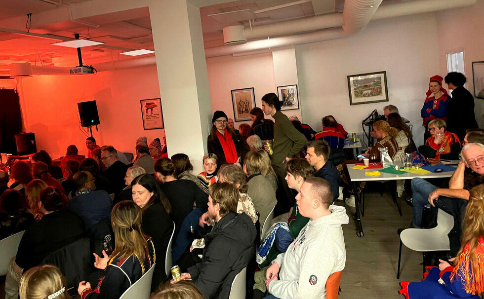 Det var stappfullt på Samisk hus under feiringen av samefolkets dag. Da alle sitteplassene var tatt var det fortsatt flere stående rundt om i lokalet.
 Foto: Hannah Persen