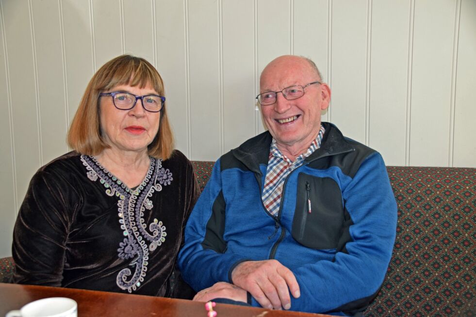 Kirsten Biti Johansen og Einar Hagalid er svært fornøde med helgens loppemarked, både folks store giverglede og dugnadsinnsats.
 Foto: Hilde Porsanger
