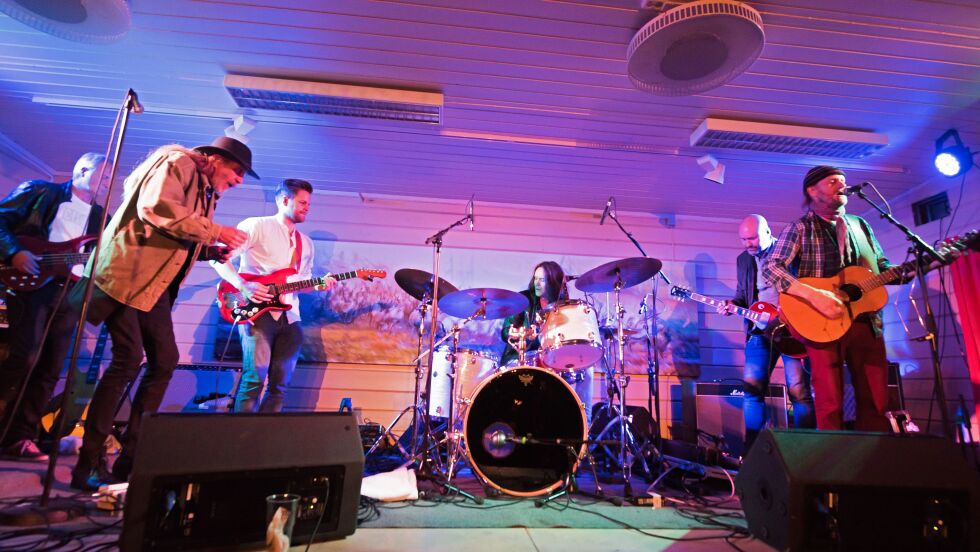 Dyktige musikere sto på scenen i Olderfjord lørdag kveld. Det rapporteres om topp stemning.
 Foto:  Bjørn Tore Pedersen