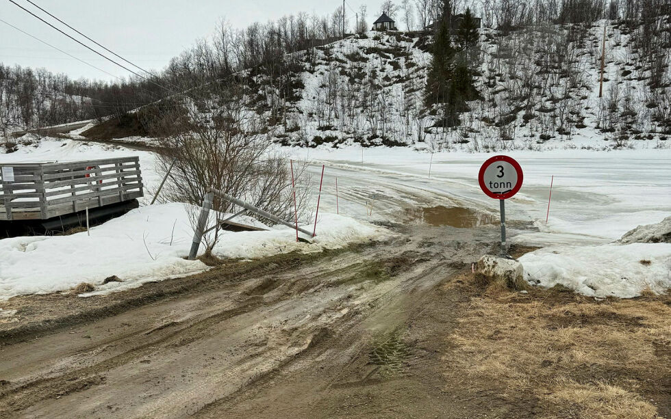 Fredag ble isbrua over Neidenelva stengt for trafikk grunnet lite is og overvann inn mot elvebredden.
 Foto: Jan Petter Hallonen