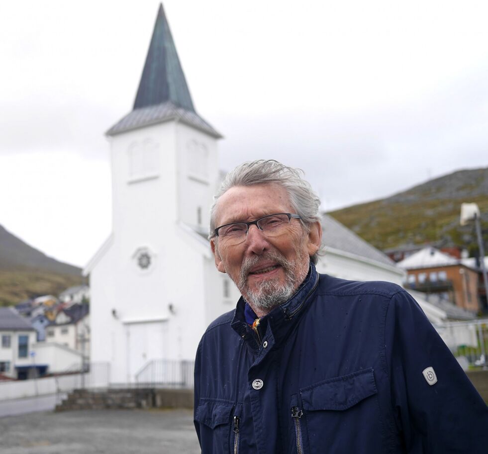 Aage Olsen fotografert ved Honningsvåg kirke, som var eneste bygning som stod igjen etter tyskernes brenning høsten 1944. Etter krigen var Aage sine to eldre brødre, Ole og Helge, blant de som kom tilbake og bodde i kirka mens det første gjenreisningsarbeidet ble utført.
 Foto: Geir Johansen