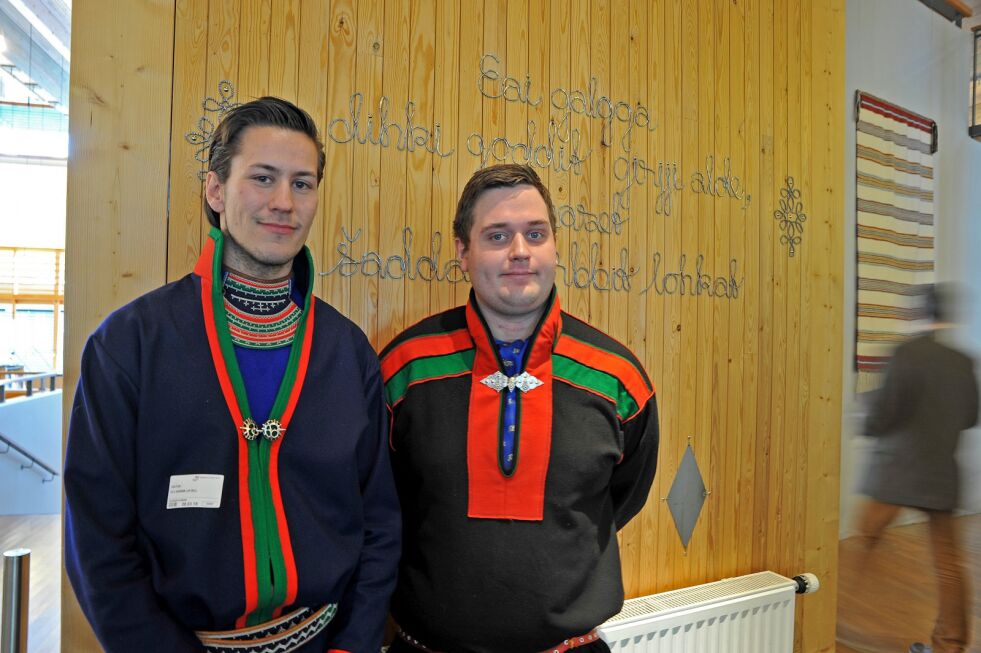 Leder i Sametingets ungdomspolitiske utvalg (SUPU), Ole-Henrik Lifjell og sametingsrepresentant Piera Heaika Muotka (NSR) ser for seg flere tiltak for å få den yngste velgergruppen til å melde seg inn i samemanntallet.
 Foto: Erik Brenli