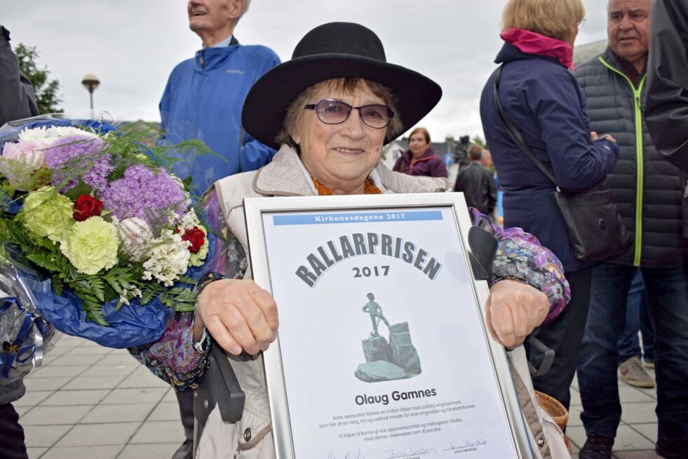 Olaug Gamnes med rallarhatten og diplom fikk applaus fra et fullsatt torg.
 Foto: Birgitte Wisur Olsen