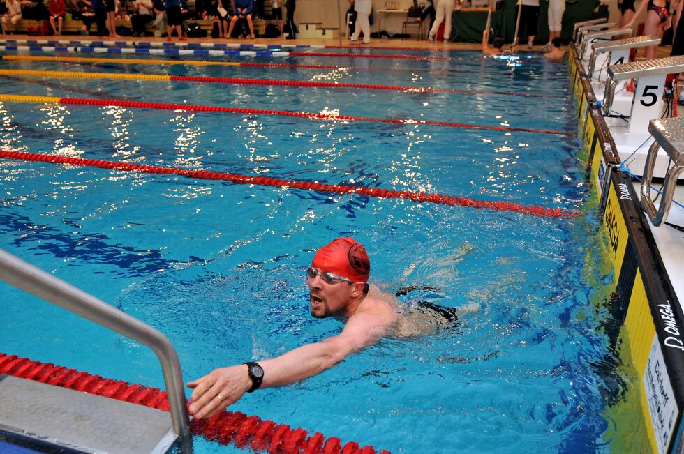 Rundt 150 svømmere skal i aksjon under julestevnet i Lakselv. Bildet viser veteran Steinar Persen under 2012-stevnet.
 Foto: Marius Thorsen  (arkiv)