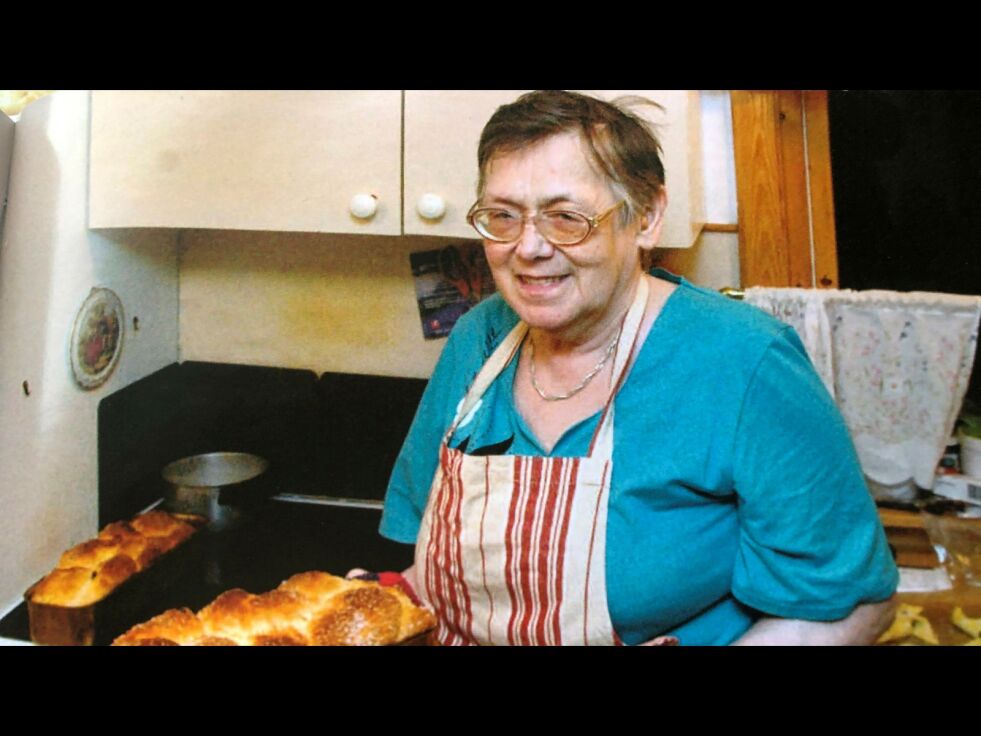 Agnes Randa har bakt tusenvis av hvetbrød/julebrød, og hun er klar på at man ikke må spare på smøret i brødene. Hennes oppskrift på "Pulla" er hentet fra Nord-Finland.