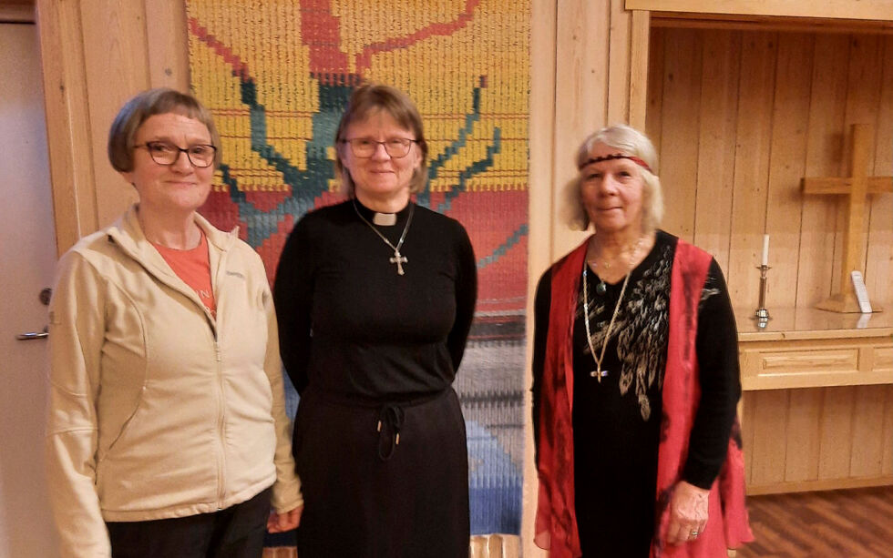 Tove-Lill Labahå Magga (til venstre), prest Lise Skomedal Trones og Astrid Daniloff utgjør Samisk kirkelivutvalg i Sør-Varanger.
 Foto: Privat