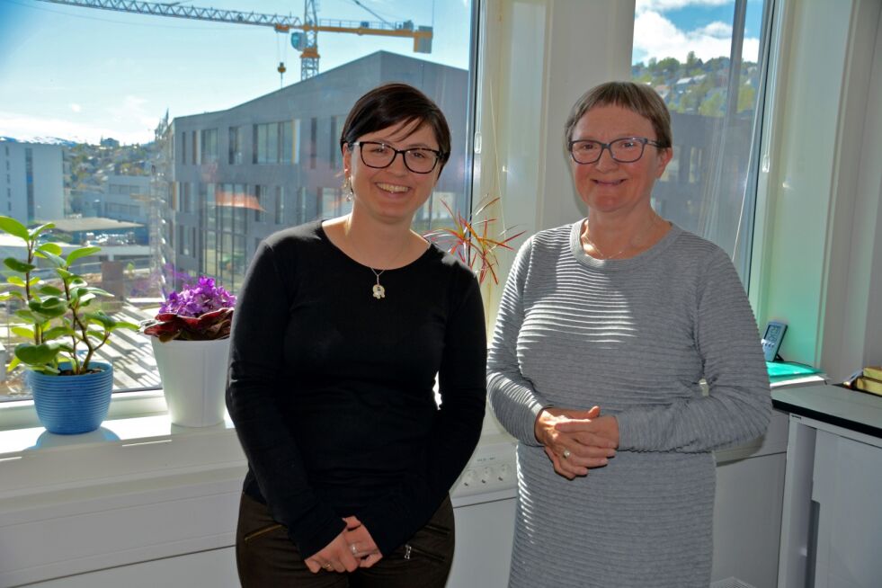 Generalsekretær Risten Turi Aleksandersen og seniorrådgiver Tove-Lill Labahå Magga i Samisk kirkeråd forteller om bakgrunnen for Samisk kirkelivskonferanse, som finner sted i Tromsø denne uken. Datoene er 4.-5. juni.
 Foto: Elin Margrethe Wersland