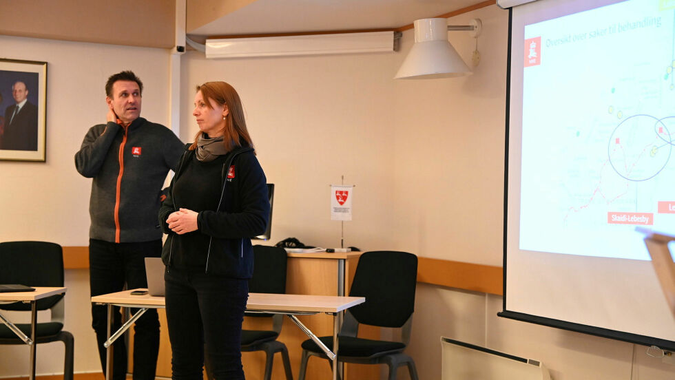 Svein Grotli Skogen i NVE er positiv til å gi tidlig avslag. Her orienterer han kommunestyret i Porsanger om vindkraft sammen med Ingrid Myrtveit, seksjonsleder for nettkonsesjoner i NVE.
 Foto: Irmelin Klemetzen