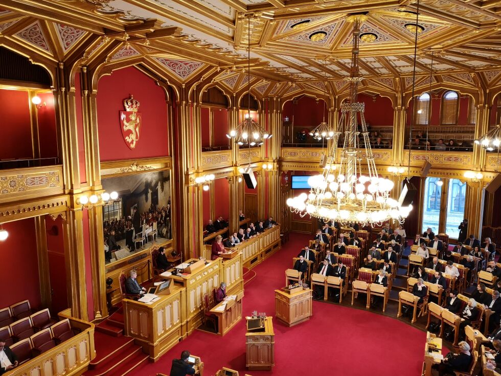 Her leser Erna Solberg erklæringen fra Granavolden, som er grunnlaget for den utvidete regjeringen. Senere på dagen gikk hennes parti Høyre sammen med FrP, og blokkerte for grunnlovsforslaget.
 Foto: Privat