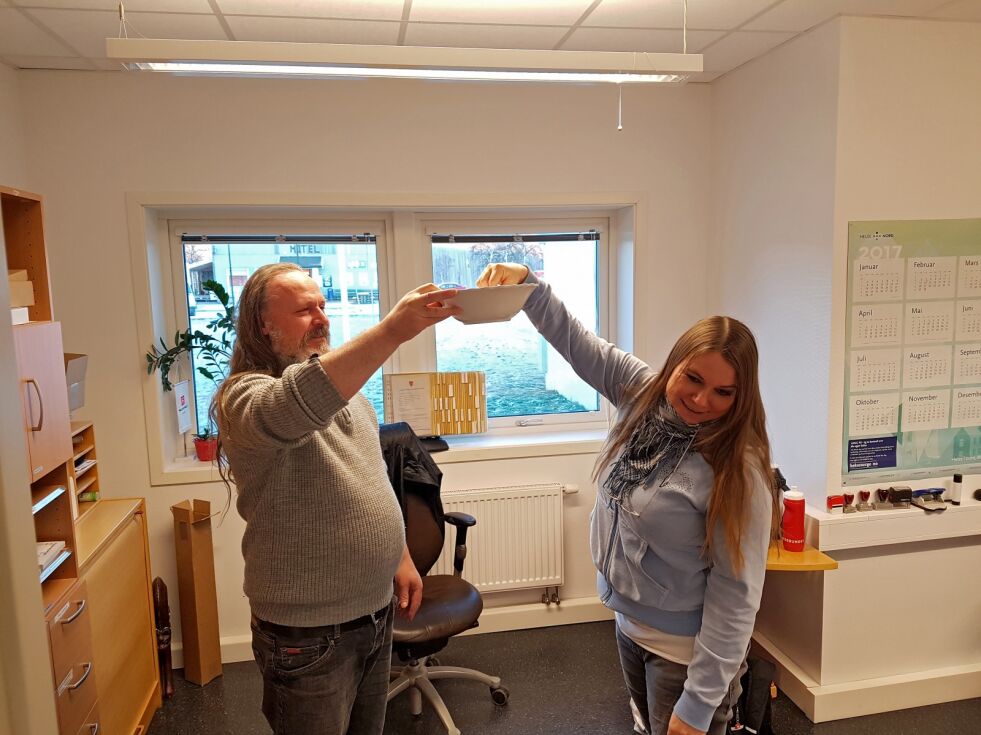 Miljøkonsulent Erlend Eide (til venstre) og Wenche Pettersen i administrasjonen i Tana kommune trekker vinner av Perletur 2017 i Tana. Sistnevnte er selv en ivrig turgåer med 87 registreringer på Perletur 2017.
 Foto: Tom Hardy
