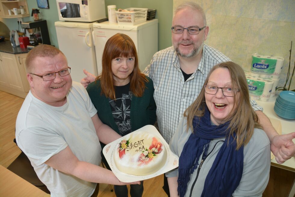 Sjefredaktør Geir Wulff sammen med journalistene Bjørn Arne Johansen, Kristin M Ericsson og Sonja Andersen kan glede seg over at Ságat fikk 51 nye abonnenter i fjor.
Foto: Lars B Persen