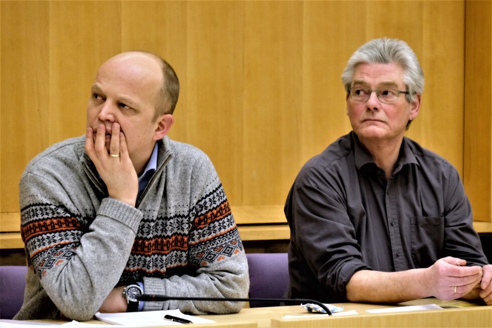 Sp-leder Trygve Slagsvold Vedum, her sammen med Åge Tom Sivertsen (til høyre) under folkemøtet, fikk en travel torsdag i Vadsø.
 Foto: Bjørn Hildonen