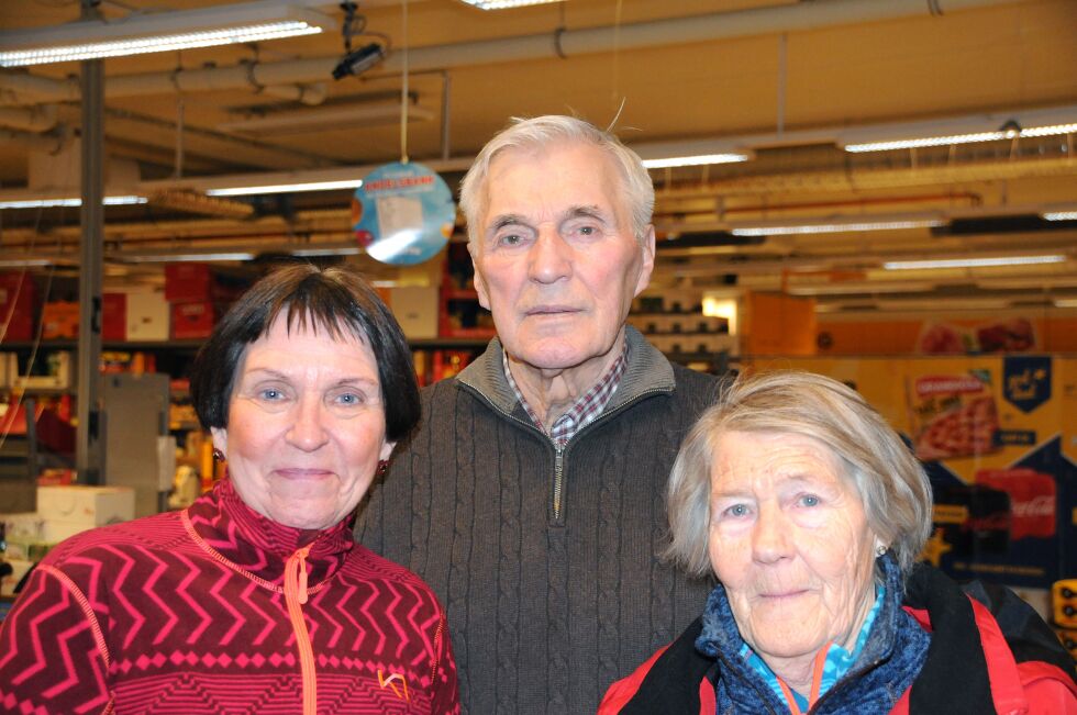 June Wesmajærvi, Jostein Eliassen og Bjørg Lund har handla på «koopen» og Prix i Bjørnevatn hele livet, og ber nå Coop-ledelsen om å la butikken være i fred.
 Foto: Hallgeir Henriksen