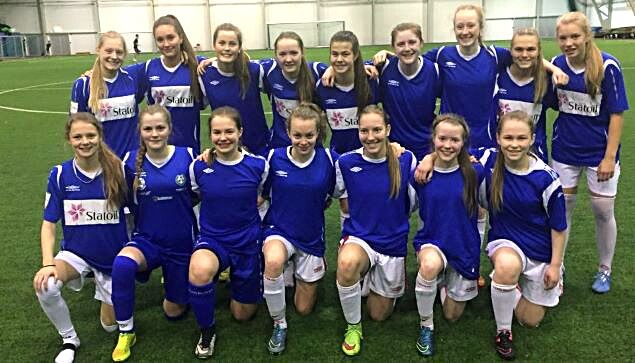 Fotballjenter tilhørende 2000-årgangen samles denne helga i Alta. Bildet er tatt ved forrige samling som var i Barentshallen på Hesseng i desember.
 Foto: Finnmark fotballkrets