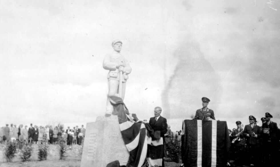 Generalmajor A.D. Dahl taler under avdukingsseremoni av bauta til minne for de falne i Alta bataljon under krigen. Statuen ble avduket 24. juli 1949.
 Foto: Ragna Sofie Hansen/Finnmark fylkesbibliotek