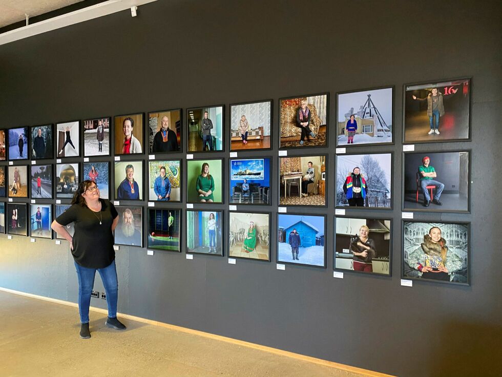 Her viser Randi Sneve Skeie fra museet frem Torgrim Halvaris utstilling «100 samiske portretter», som vil henge på det skoltesamiske museet i Njäuddâm ut februar neste år.
 Foto: Hallgeir Henriksen