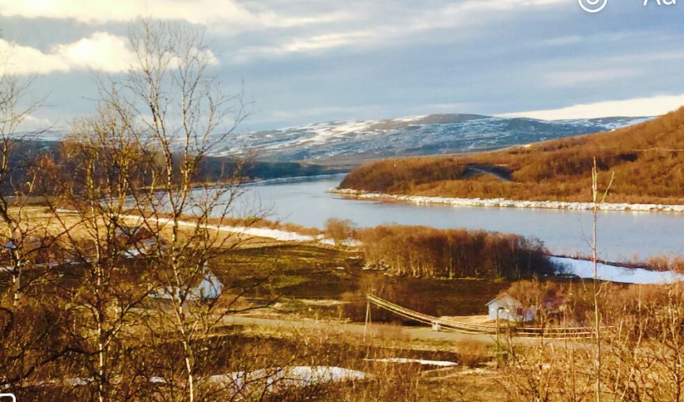 En god drivgarnsfiskeplass i Sirbmá som før i tiden vrimlet av båter, er nå ved drivgarnsfiskestart nærmest tom.
 Foto: Åsa Márgget Anti