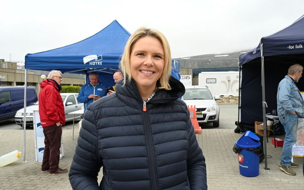 Sylvi Listhaug synes det er flott å være tilbake i Lakselv, og forteller at hun har vært her mange ganger. 
– Litt uheldig med været, kanskje, ler Listhaug.
 Foto: Sara Olaussen Stensvold