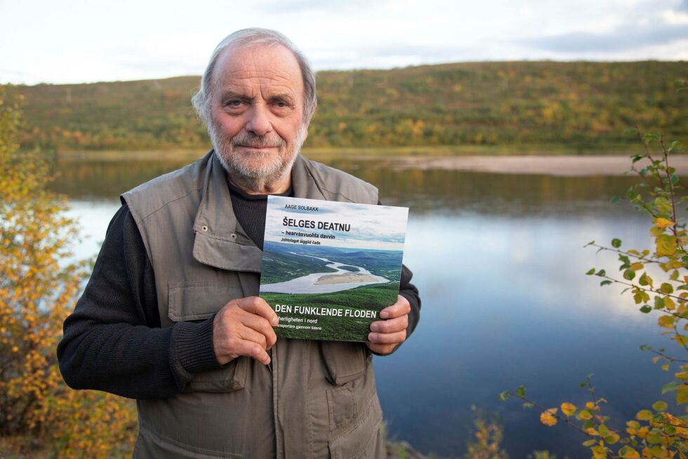 Aage Sol­bakk med boka som tar for seg hvor­dan fol­ket ved vass­dra­get gjen­nom tid­ene har lært å ut­nyt­te elva som trans­port­åre.
FOTO: Pri­vat