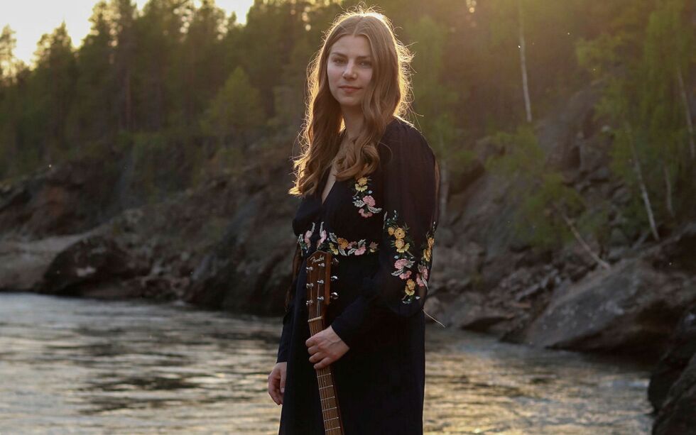 Klara Pasma er en 23 år gammel singer-songwriter fra Tornedalen.
 Foto: Pressefoto