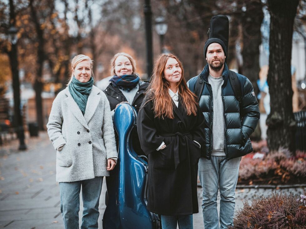 Med seg på «Sámi Juovllat - Sámi Christmas» har hun den kritikerroste, samiske produsenten Jakop Janssønn og sitt faste band. I tillegg har hun invitert med seg Arktisk Filharmoni på et utvalg av låtene, noe som er med på å løfte lydbildet til nye, symfoniske høyder. Og én ting er sikkert: man trenger ikke å kunne samisk for å få julestemning av denne utgivelsen.
 Foto: Ørjan Marakatt Bertelsen