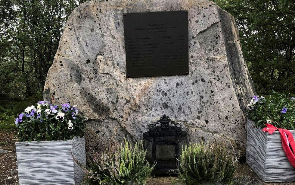 Sør-Varanger historielag legger nå ned blomster på monumentet og grava over elleve brutalt drepte partisanhjelpere ved Andrevannet utenfor Kirkenes på årsdagen for tragedien her 18. august 1943.
 Foto: Harald G. Sunde