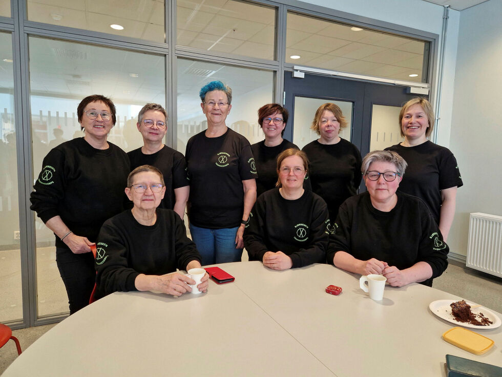 Bjørnevatn trommekorps. Bak fra venstre Anja Greiner, Ranveig Saua, Else-May Øien Guvåg, Line B. Pedersen, Elin Holm-Varsi og Lone Hansen. Sittende foran fra venstre Vera Alise Saua, Karianne Jerijervi og Line Moe.
Foto: Hill Haga