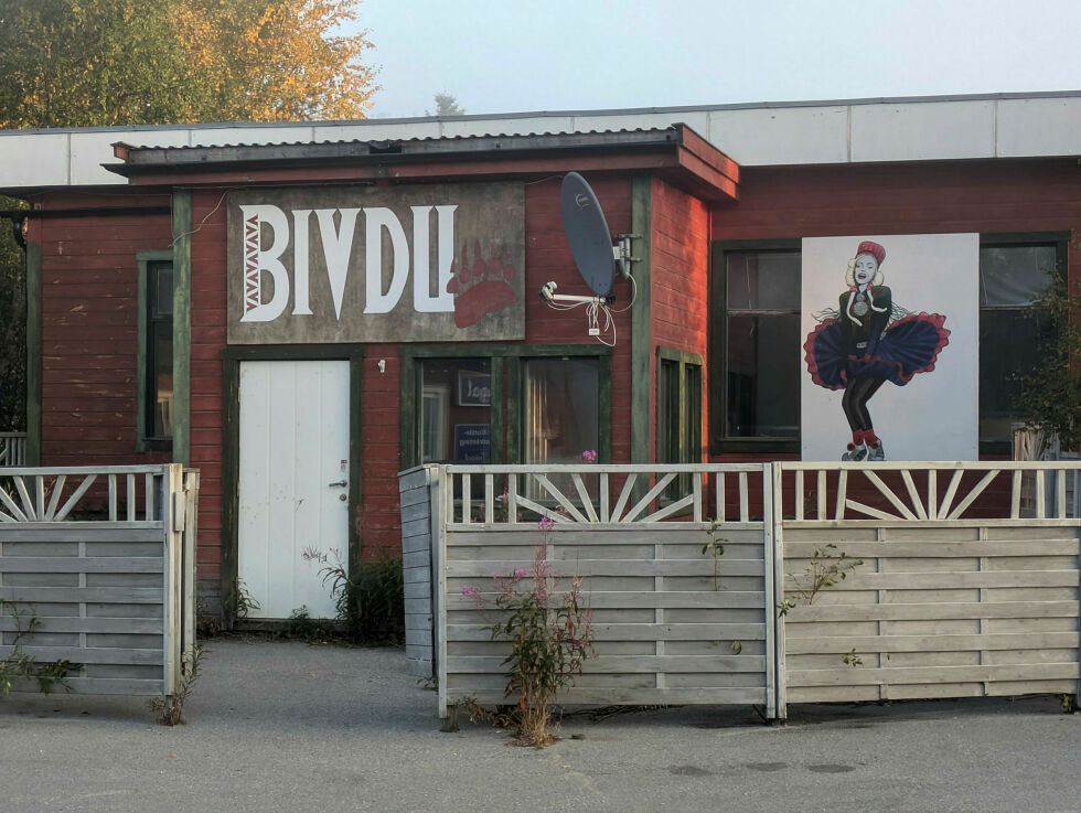 «Ingen elsker den samiske Marilyn og skiltet til Bivdu»?
 Foto: Anders Henriksen