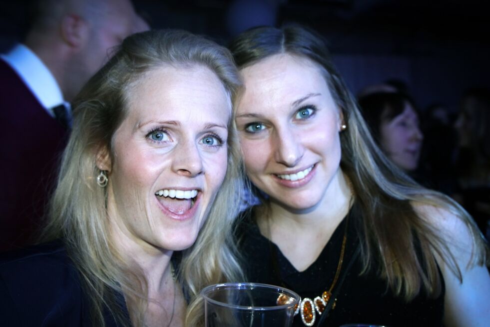 Bente Gyland og Eilen Buen Jenset ga tommel opp for musikken på Arena lørdag kveld.
 Foto: Silje L. Kvammen