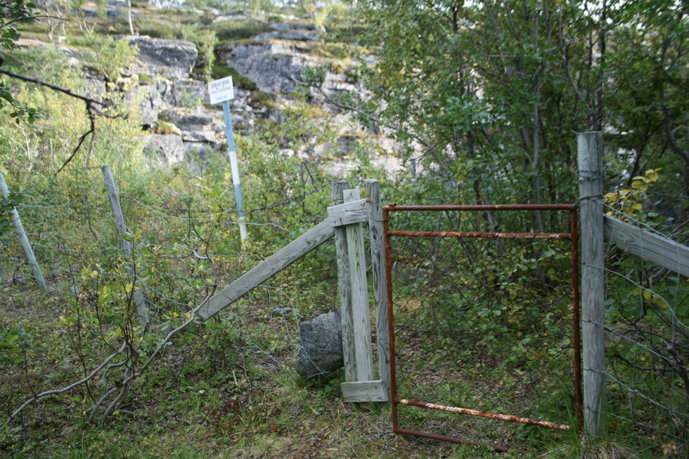 Porten er godt lukket. Skiltet til venstre.
 Foto: Anthon Sivertsen