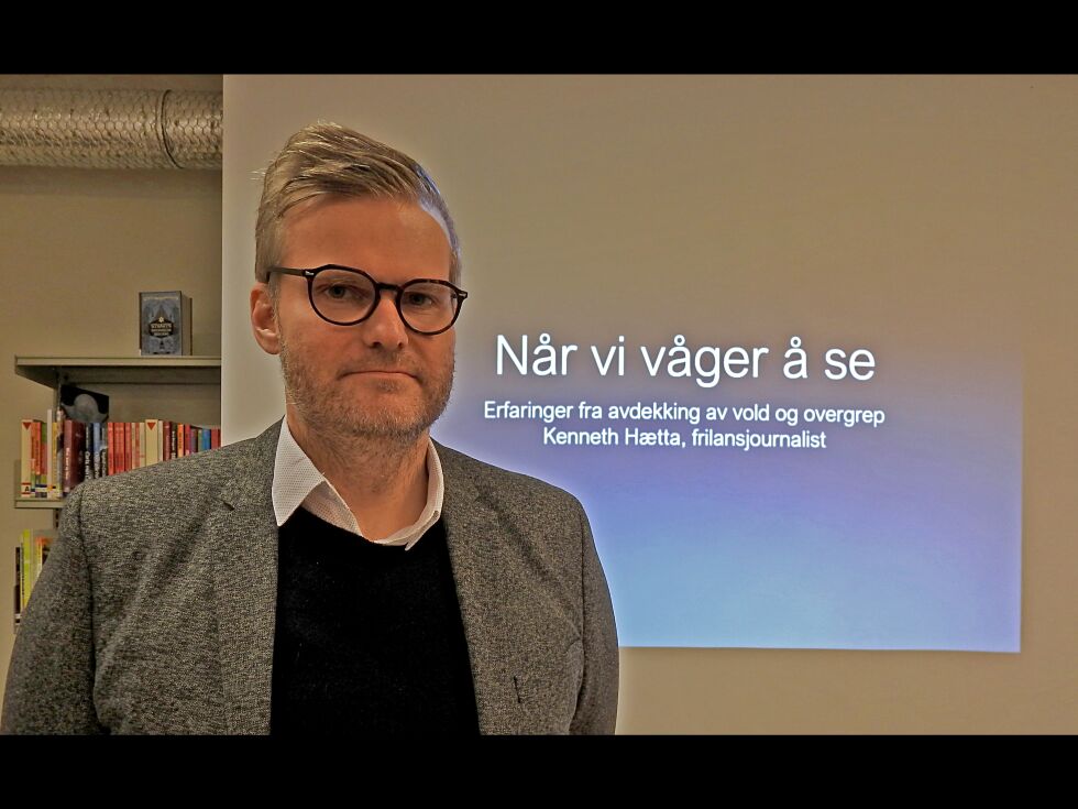 Fotograf og frilansjournalist Kenneth Hætta var i Lakselv og delte sine erfaringer fra avdekking av vold og overgrep, i forbindelse med kick-off for TryggEst Porsanger.
 Foto: Kristin Marie Ericsson