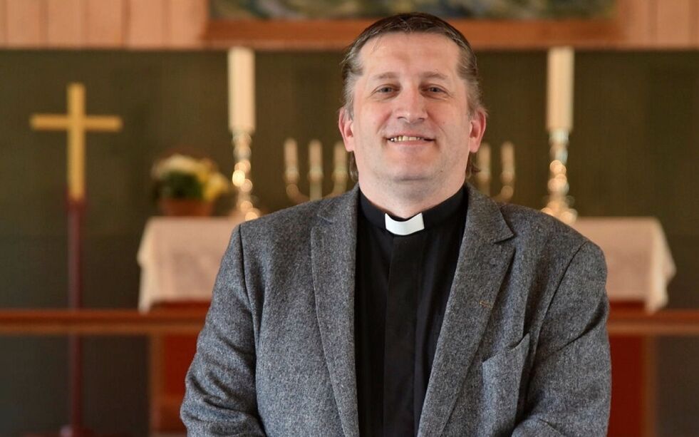 Sogneprest Arne Skare er spent på om noen vil benytte seg av tilbudet om drop-in dåp under gudstjenesten i Lakselv kirke 2. juledag. Arkivfoto: Kristin Humstad