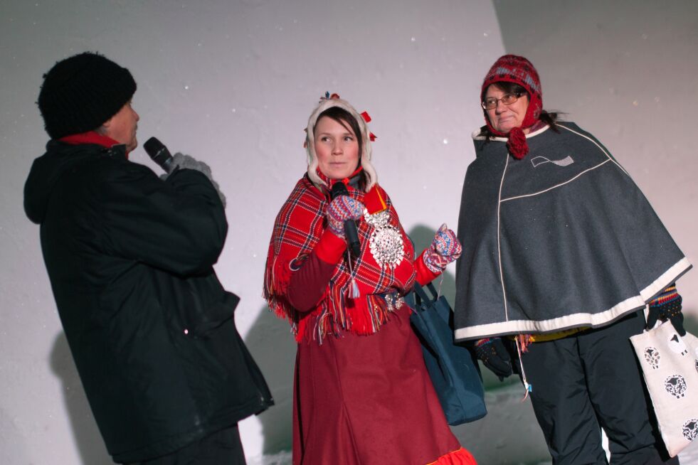 Her er barna i Anar i gang med byggingen av sin egen snekino utenfor Sajos på tirsdag.
 Foto:  Eeva Mäkinen)