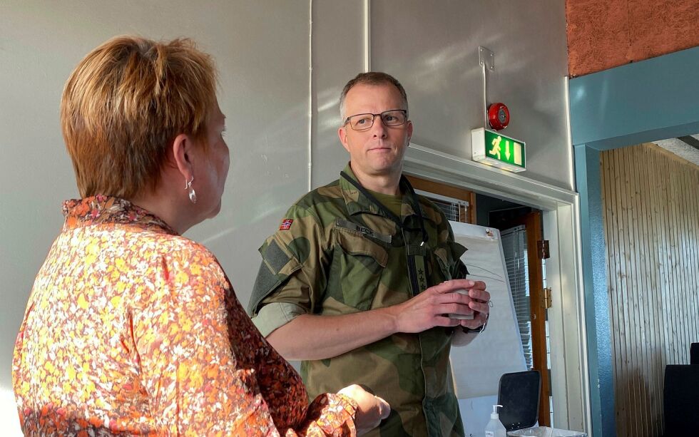 Oberst Tomas Beck er sjef for Finnmark landforsvar (FLF). Her er han i samtale med ordfører Aina Borch (Ap) i Porsanger. Foto: Marius Thorsen
