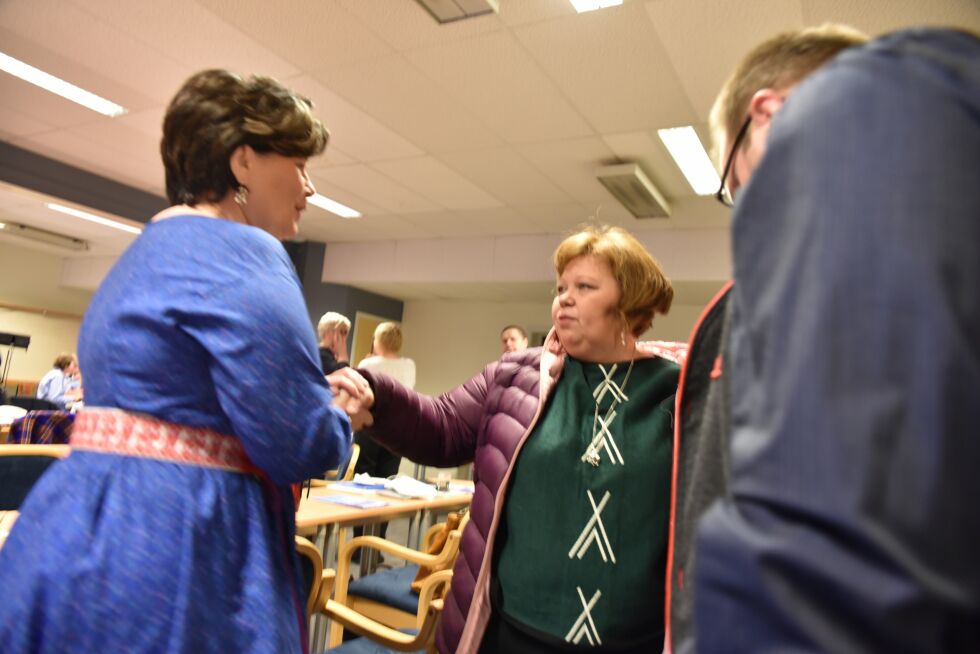 Vibeke Larsen er foreløpig partiløs, men fortsetter som president som uavhengig representant. Her hilser hun på en av de som slo henne i kampen om posisjonene i AP, Elisabeth Erke fra Tana.
 Foto: Lars Birger Persen