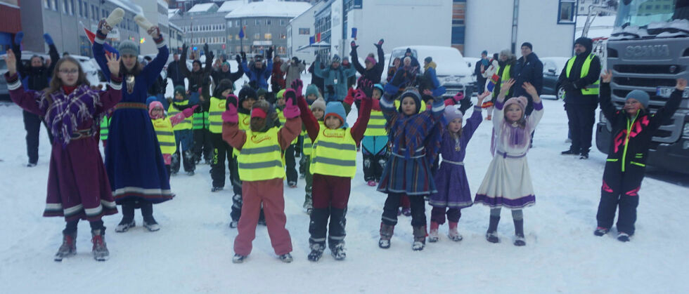 Barn og voksne sto for ivrig sang og dans på hurtigrutekaia i Honningsvåg på samenes nasjonaldag 6. februar.
 Foto: Geir Johansen